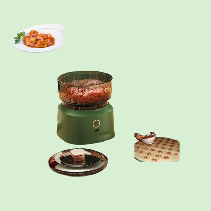 Mini hachoir électrique 350 ml avec viande hachée, préparation de raviolis et assiette de raviolis prêts.