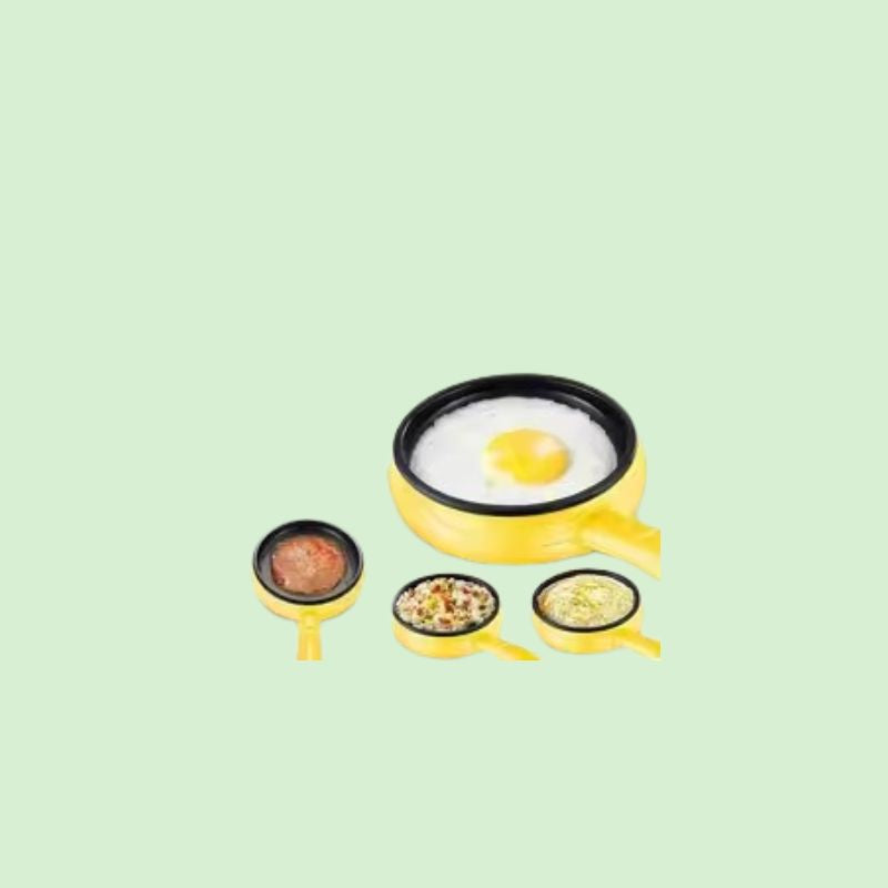 Mini poêle électrique montrant une omelette, des légumes et un petit poisson, illustrant sa fonction multifonction
