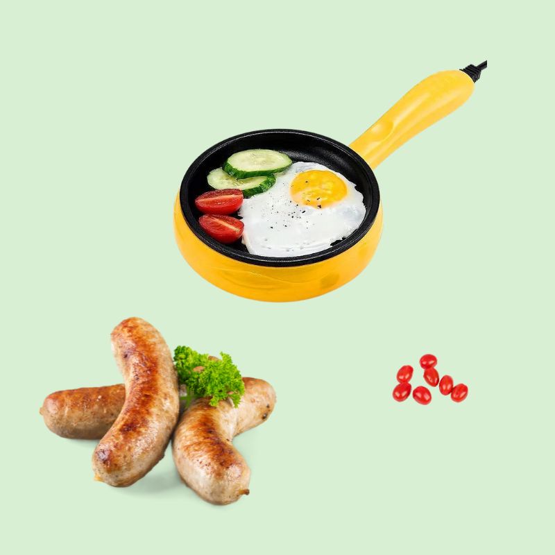 Mini poêle électrique en train de cuire une omelette moelleuse 
