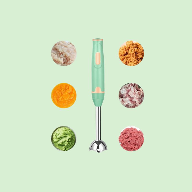Mixeur plongeant multifonction entouré d’aliments déjà mixés
