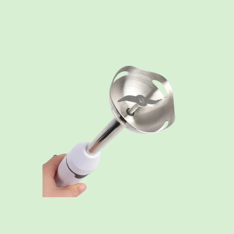 Mixeur plongeant multifonction montrant ses lames en acier inox
