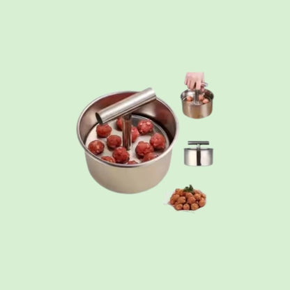 Moule à boulettes en inox à côté de boulettes déjà préparées, idéal pour façonner rapidement des boulettes uniformes
