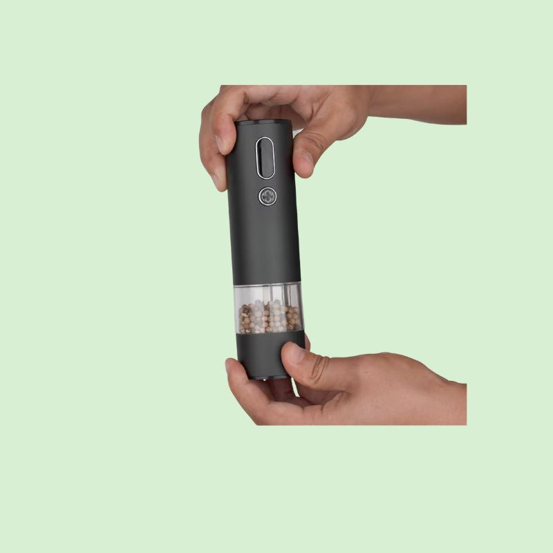 Moulin électrique sel et poivre rechargeable USB présenté dans la main