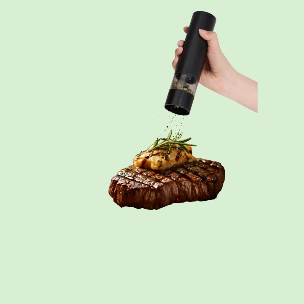 Moulin électrique sel et poivre USB utilisé à une main pour moudre du poivre sur une viande