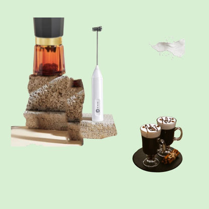 Mousseur à lait électrique blanc posé à côté d’un Irish coffee.
