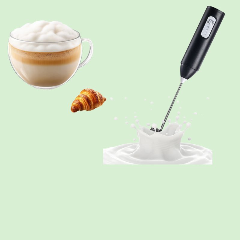 Mousseur à lait électrique dans la mousse, accompagné d’un café et d’un croissant