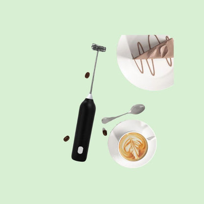 Mousseur à lait électrique avec café mousseux à côté.