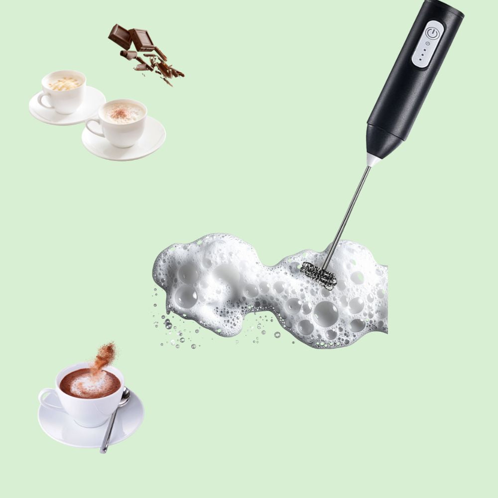 Mousseur à lait électrique avec deux cappuccinos et un chocolat chaud.