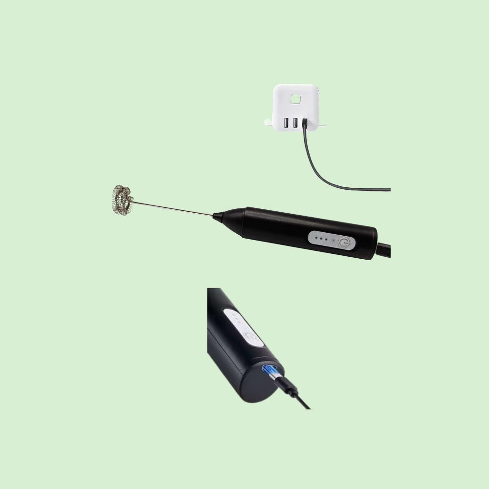 Mousseur à lait électrique en train de se charger, compact et portable pour utilisation à la maison, au bureau ou en voyage