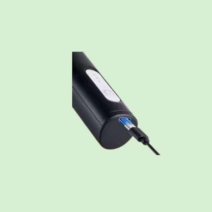 Mousseur à lait électrique en train de se charger avec un câble USB