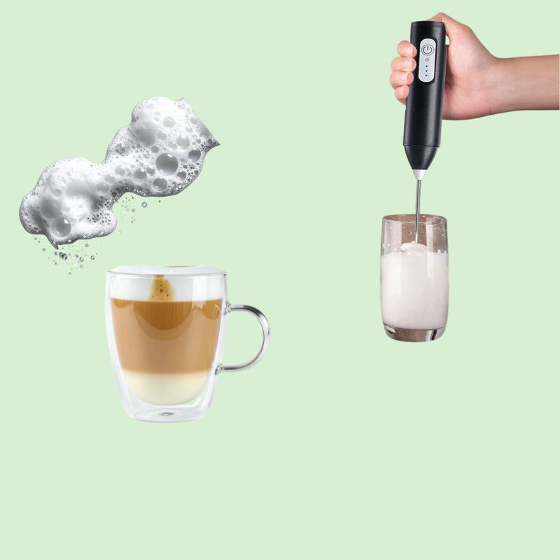 Mousseur à lait électrique en train de monter la mousse à côté d’un cappuccino.