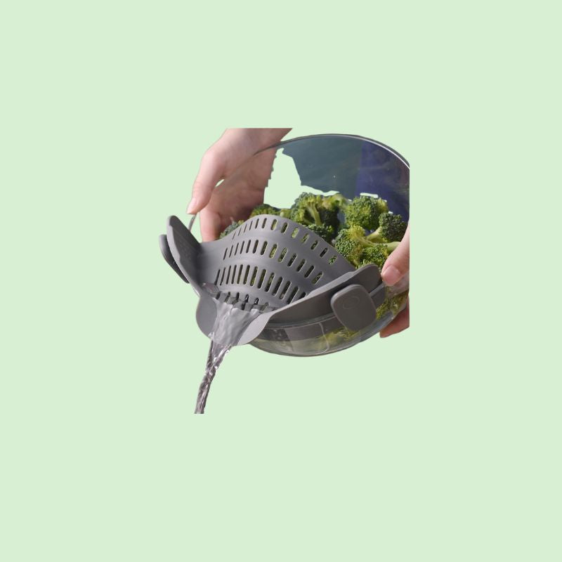 Passoire silicone clip en train d'égoutter des brocolis