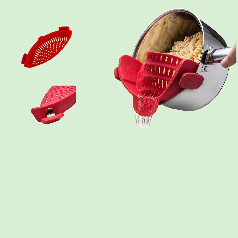 Passoire silicone clip stable maintenant les pâtes, légumes et fruits en place pendant l'égouttage