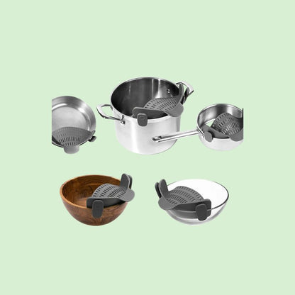 Passoire silicone clip posée sur différents ustensiles de cuisine comme marmite, sautoir et calotte