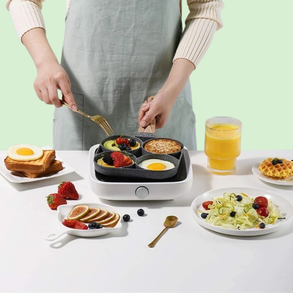 Poêle 4 trous antiadhésive cuisant des pancakes et des œufs avec très peu de matières grasses pour un petit-déjeuner sain et gourmand
