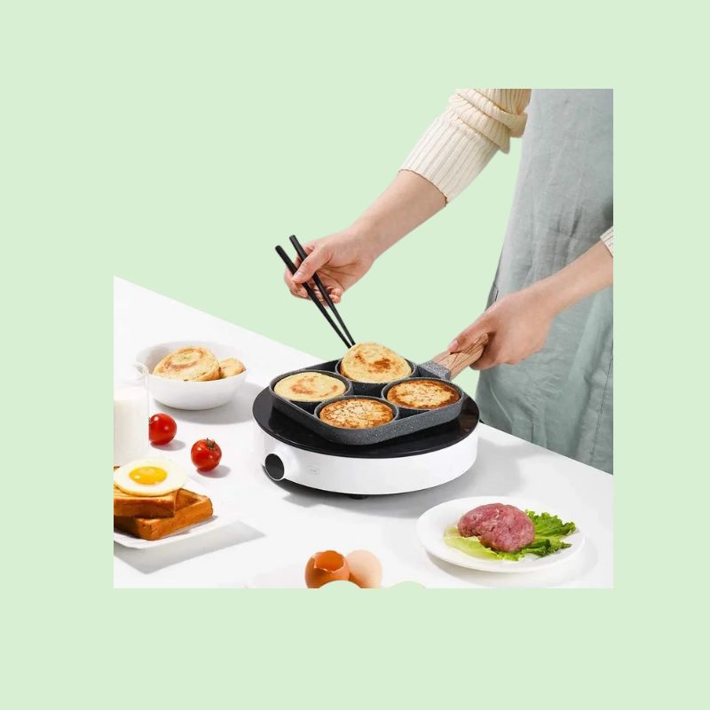 Poêle 4 trous antiadhésive en train de cuire des pancakes maison
