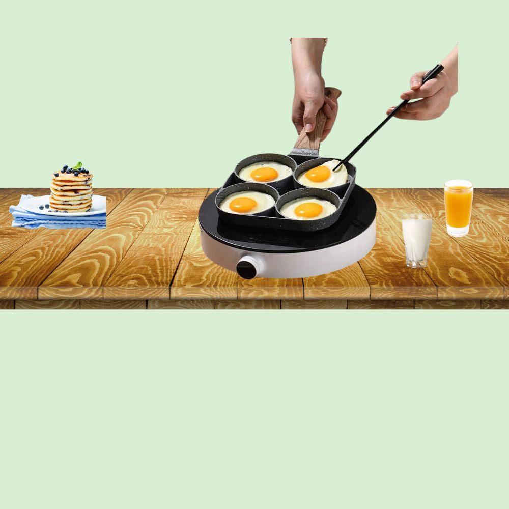 Poêle 4 trous antiadhésive cuisant des œufs à la coque avec pancakes, verre de lait et jus d’orange pour un petit-déjeuner gourmand
