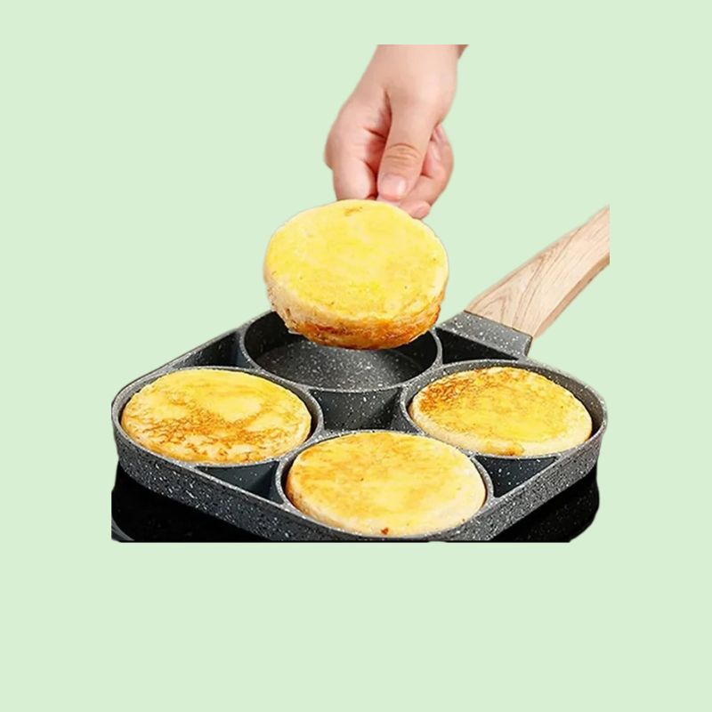 Poêle 4 trous antiadhésive en train de faire  pancakes cuits maison
