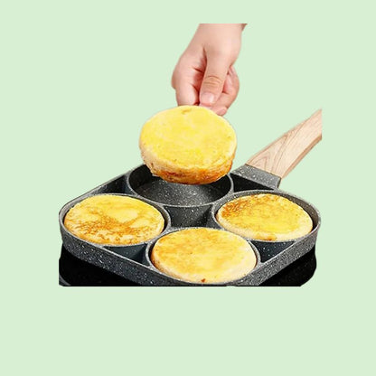 Poêle 4 trous antiadhésive en train de faire  pancakes cuits maison
