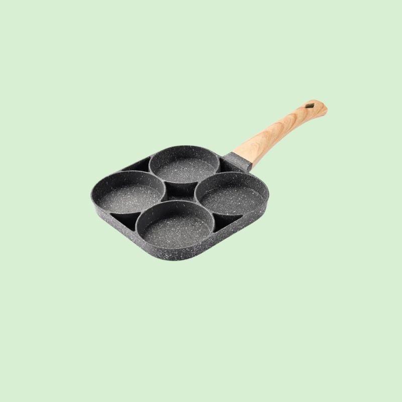 Poêle 4 trous antiadhésive seule sur fond vert clair, produit isolé
