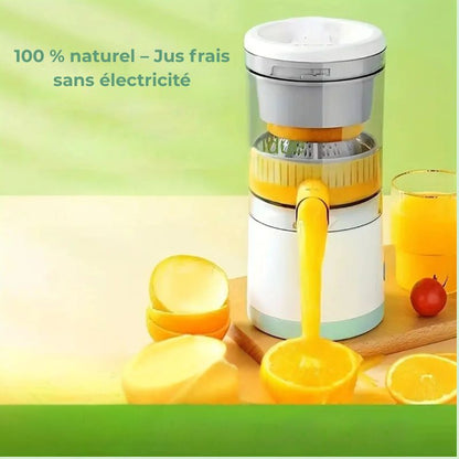 Presse-agrumes manuel en train de presser une orange pour obtenir du jus frais
