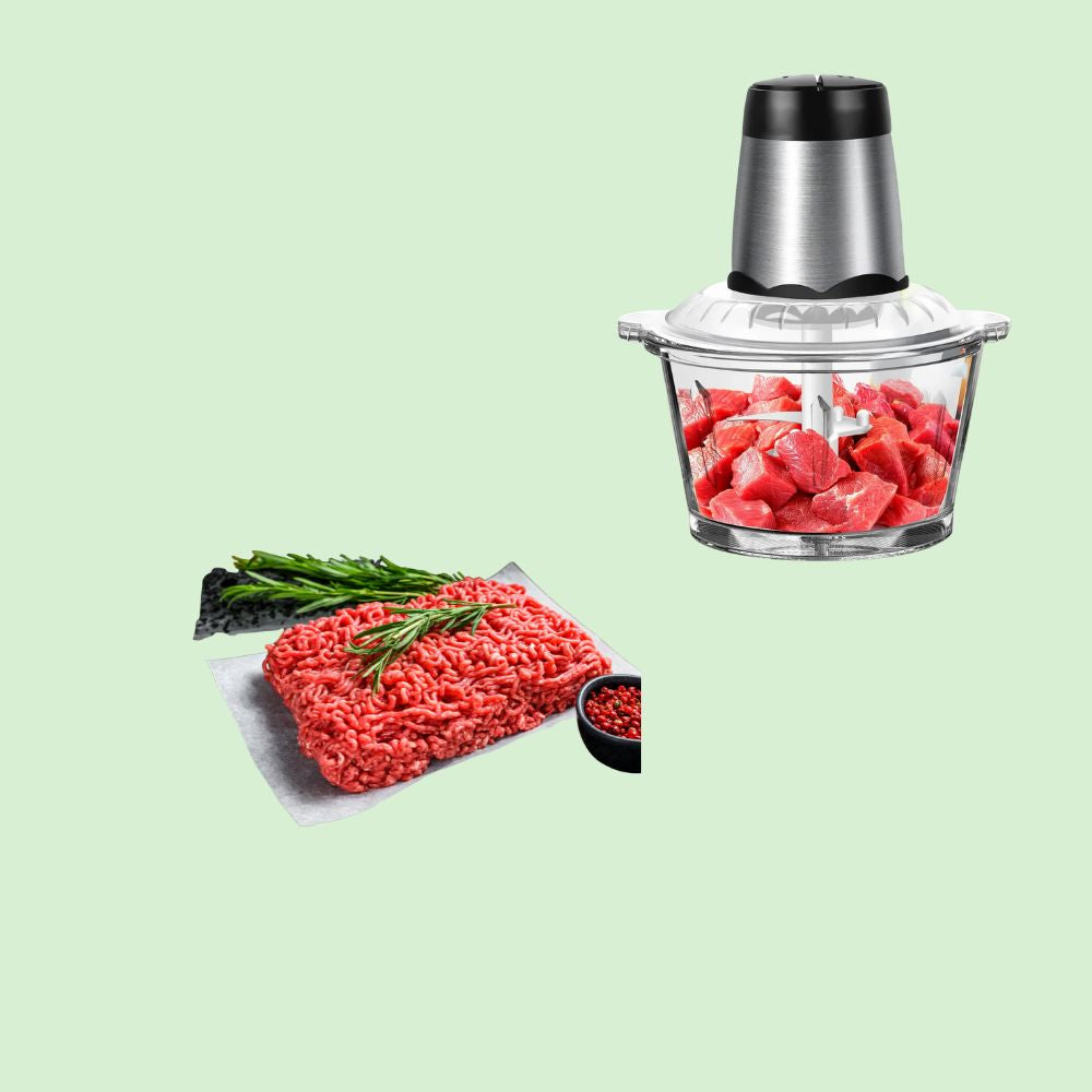 Hachoir électrique rempli de morceaux de viande avec viande hachée à côté, montrant un résultat rapide et facile en cuisine.