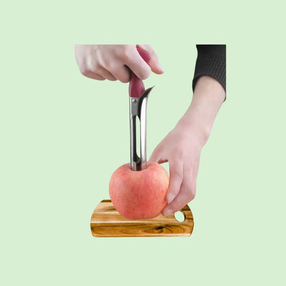Vide-pomme en inox en train d’enlever le cœur d’une pomme